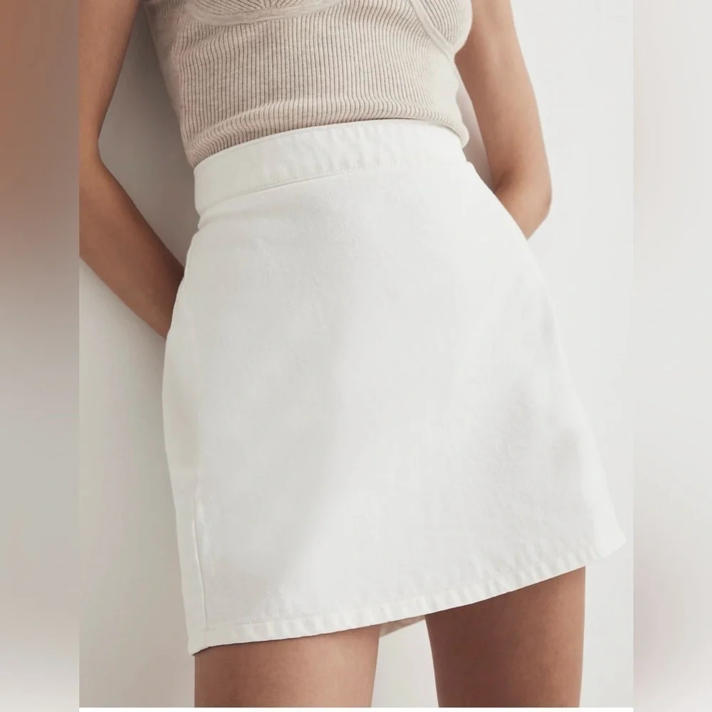 NWT Madewell Denim High-Waist Straight
Mini Skirt in Tile White
Size 25